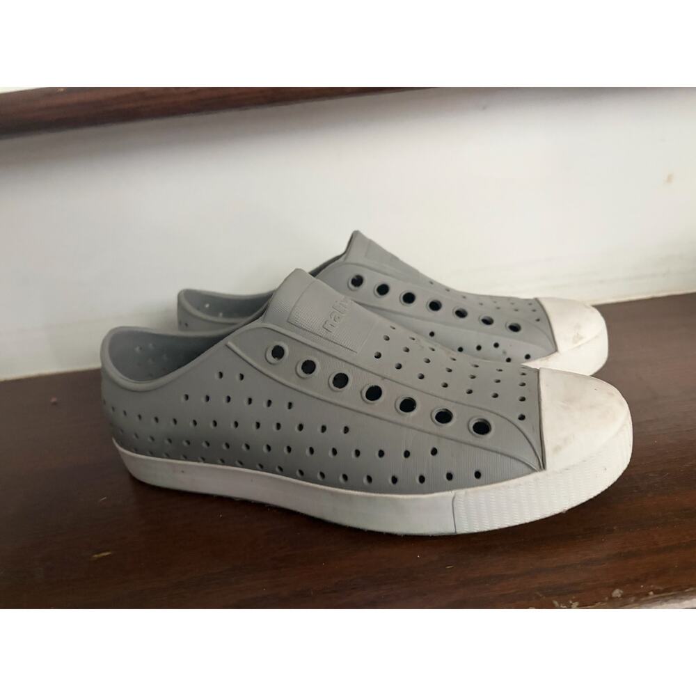 Native mens 7 womens 9 waterproof shoes